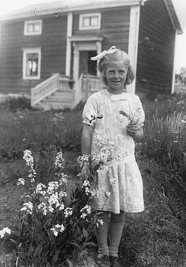 Farmor på besök i Ollsta 1928, medan hon var fosterbarn i Handog. Bild EdvE 115. Fotograf: Edvin Ericsson/Stiftelsen Jamtlis fotosamlingar.
