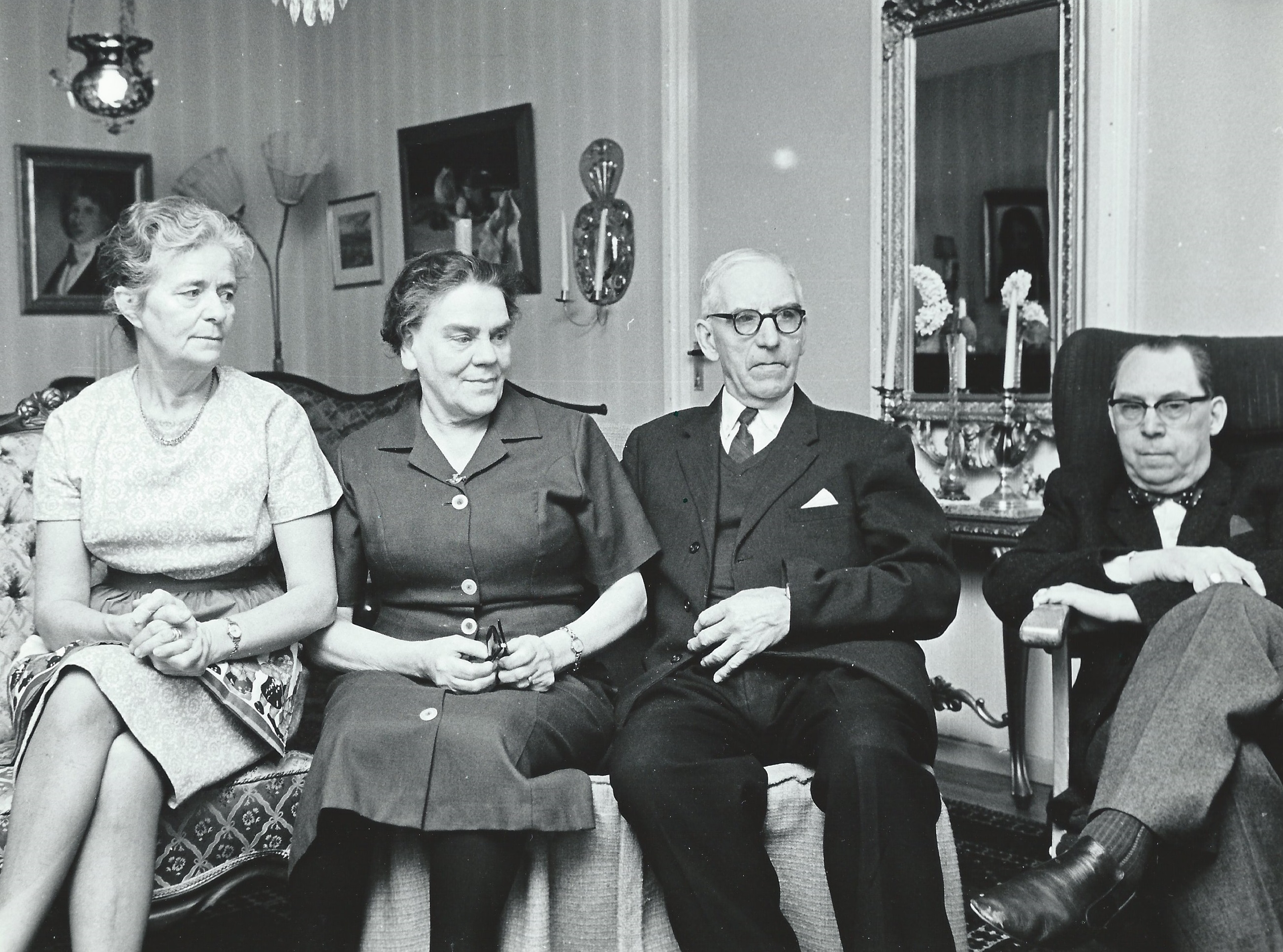 Farmors halvsyster Wivan Åhlin, gift Ouchterlony, (1910-2001), Melker Janssons andra hustru Ester Jansson (1893-1967), farmors far Melker Jansson (1888-1966) och Wivans make Harry Ouchterlony (1904-1972)