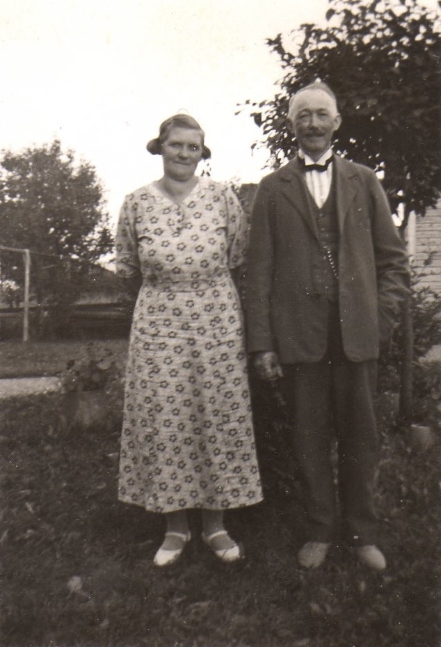 Mormors faster Anna Margareta (1885-1957) och hennes make Daniel Jönsson (1883-1958) under något ledigare omständigheter