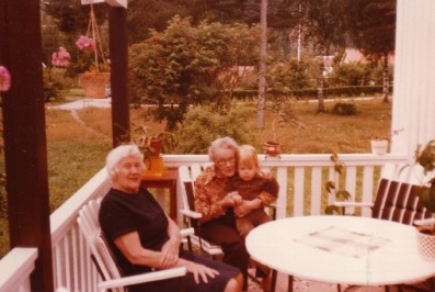 Morfars mor Ingeborg ”Bojan” Jonsson, gift Andersson (1903-1983), moster Matilda ”Mattis” Jonsson (1900-1990) och jag på Bojans altan i Ransby, Dalby (S), kanske rentav på slutet av 1970-talet