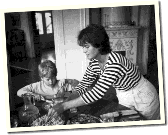 Линус Ганман обедает и его мать одета в полосатом джемпере